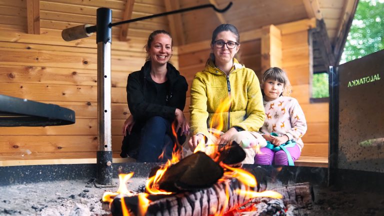 kotalaavu hollolassa - kaveriporukka tulen äärellä