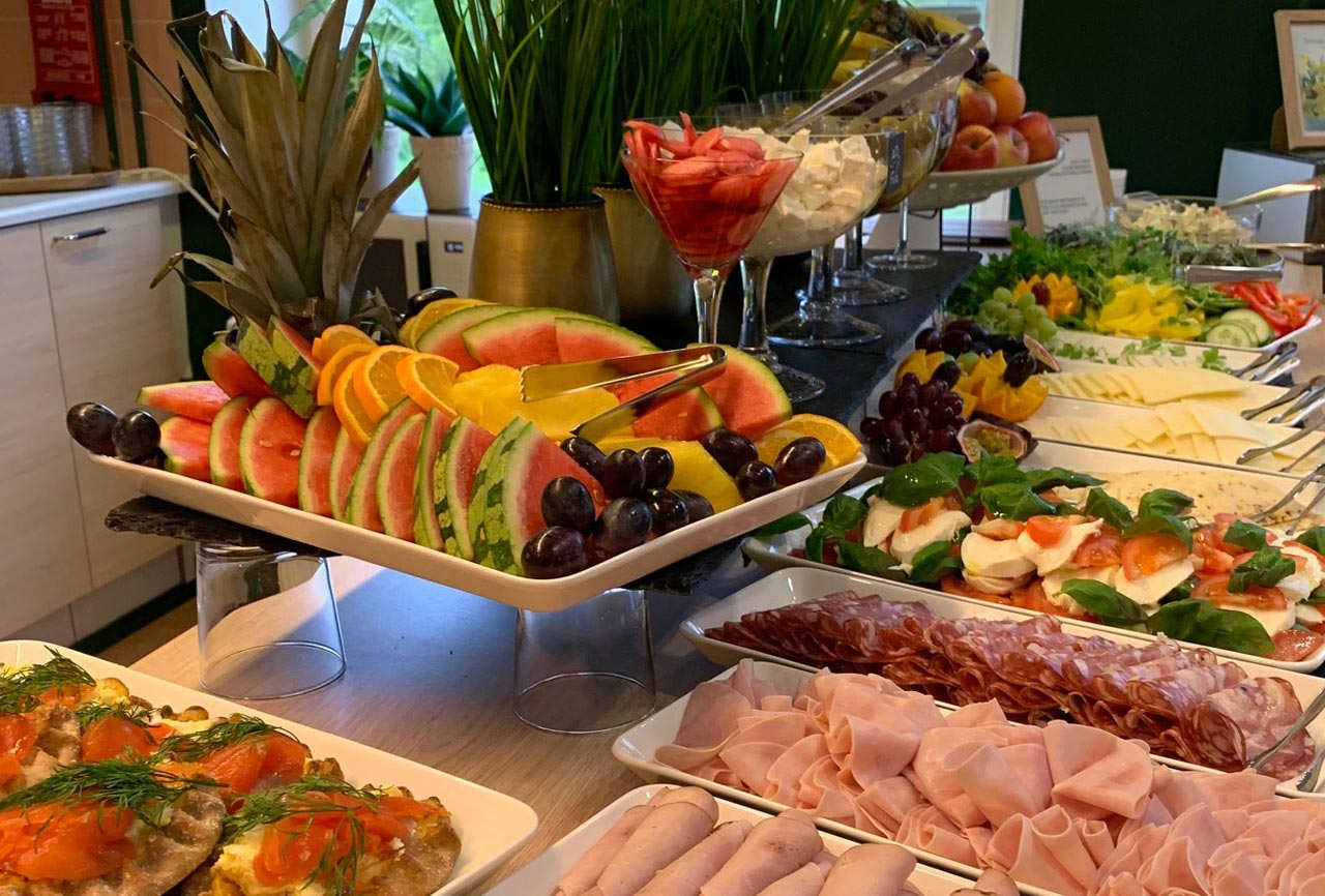 monipuolinen brunssi - leikkeleitä, juustoja, kalaa, hedelmiä ja muita herkkuja