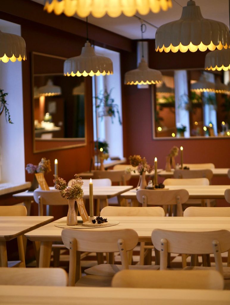 koristeltuja pöytiä - joululounas