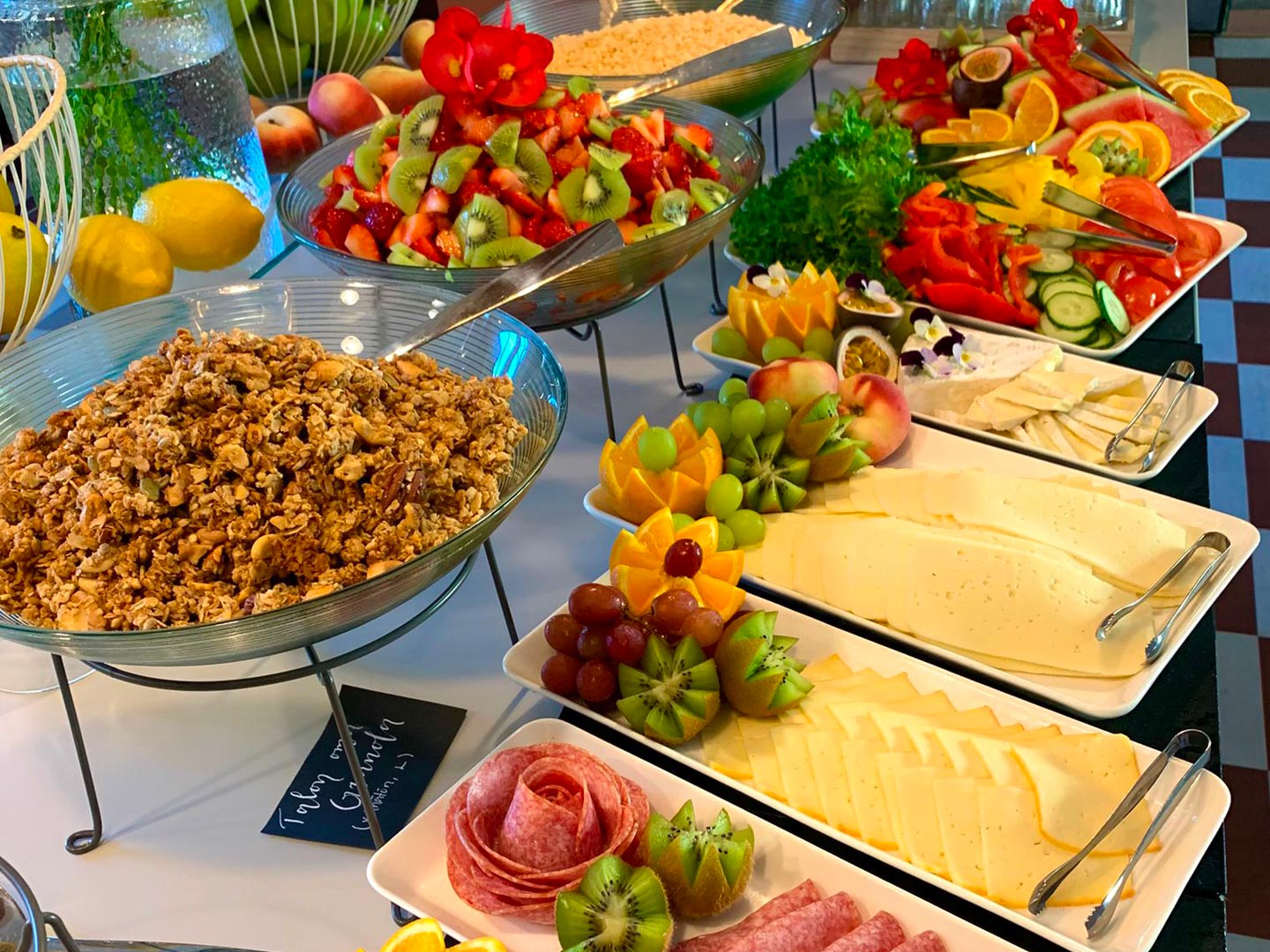 aamiaisen kattaus - juustoja, leikkeleitä ja hedelmiä