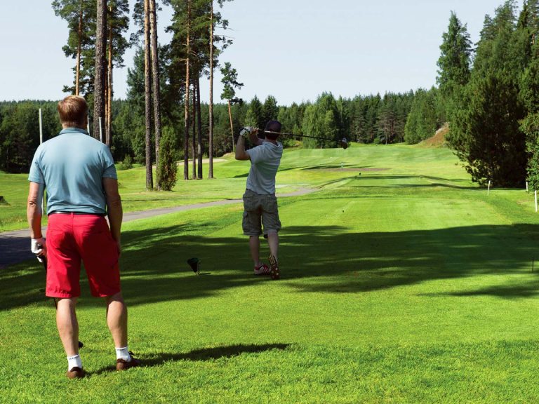 ihmisiä pelaamassa Messilä Golf kentällä